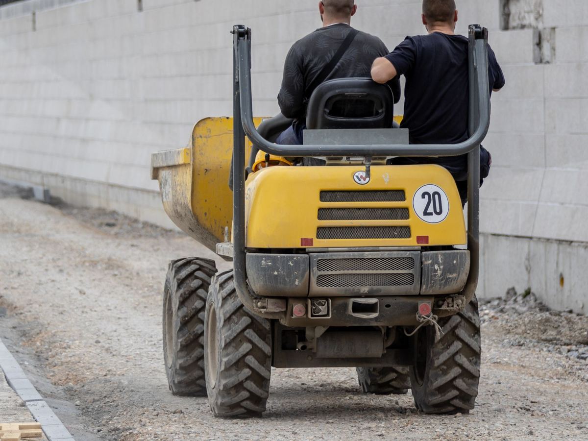 Dumper Hire: Tracked, High-Lift or Swivel Tip?