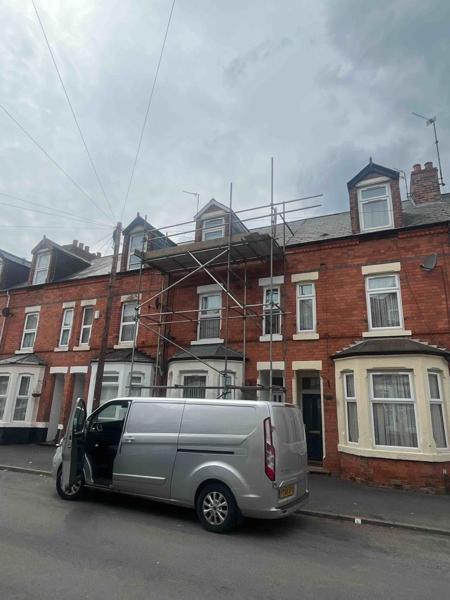 Scaffold to a terraced house frontage – Staff4dshire Scaffolding