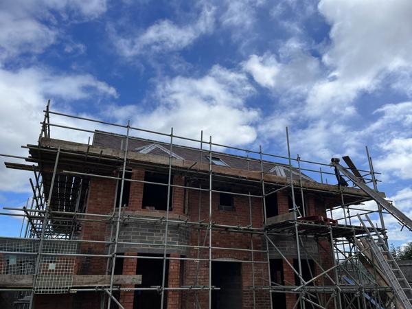 Full scaffold to a new-build house